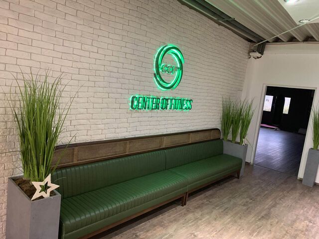 Eine grüne Couch in unserem Fitnessstudio