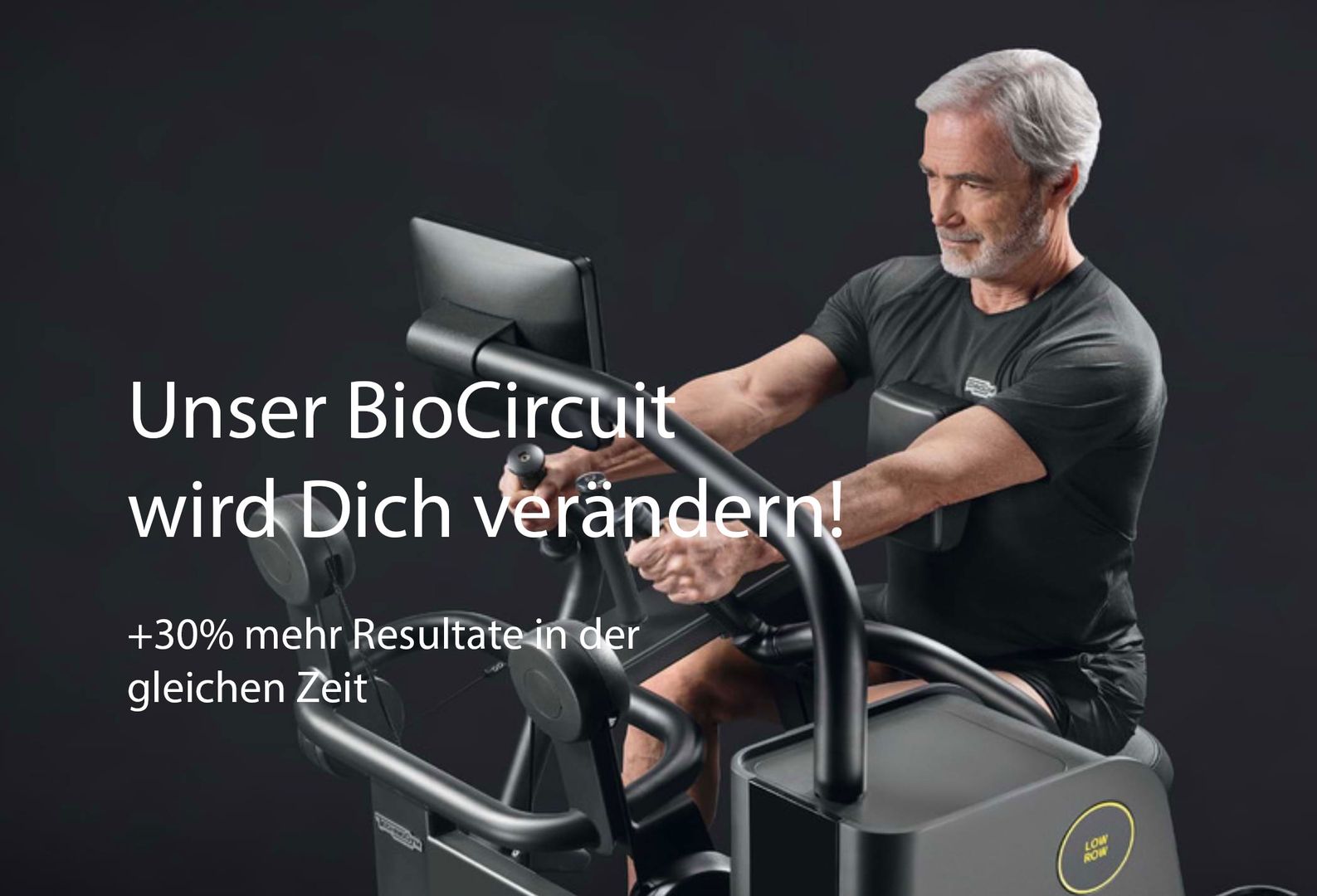 Ein Mann trainiert auf einem Sportgerät seinen Körper
